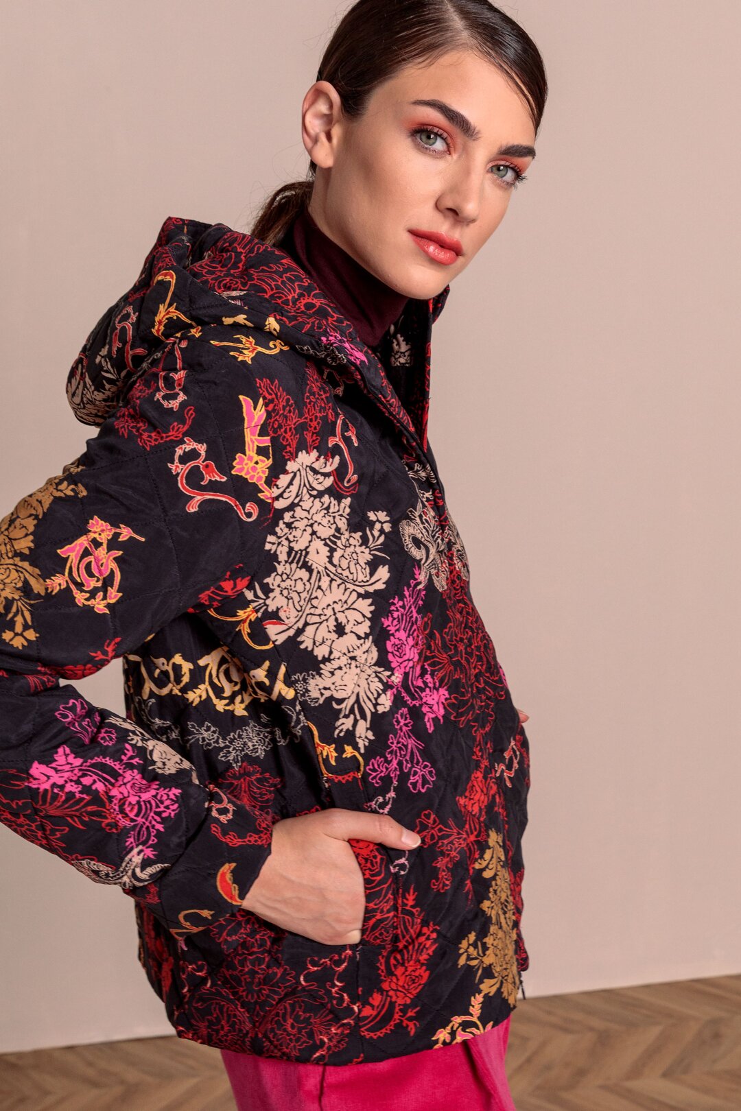 Proštepana jakna sa cvetnim dizajnom