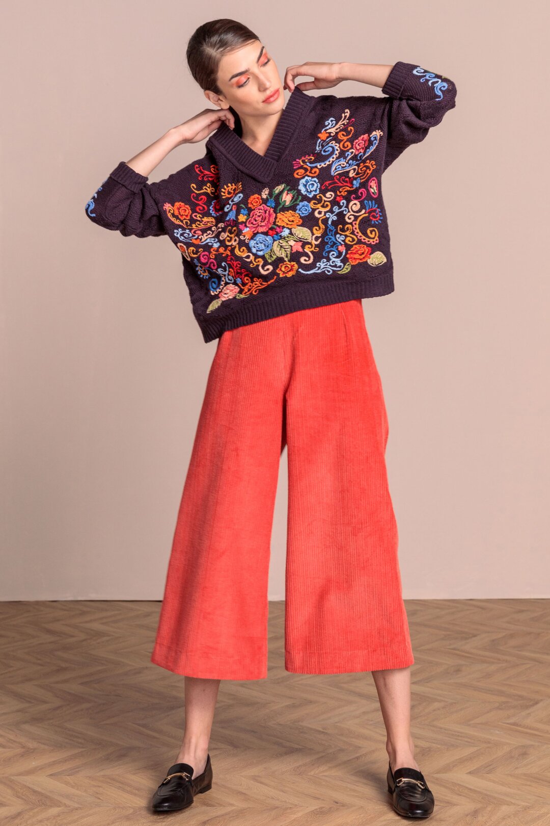 Pullover mit V-Ausschnitt und floralen Stickereien