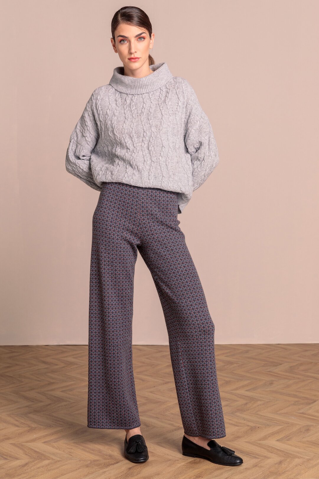 Pletene pantalone sa geometrijskim dizajnom
