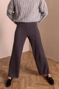 Pletene pantalone sa geometrijskim dizajnom