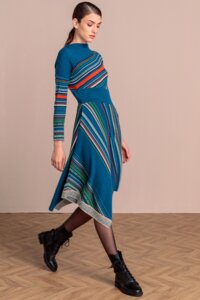 Asimetrična haljina sa geometrijskim dizajnom