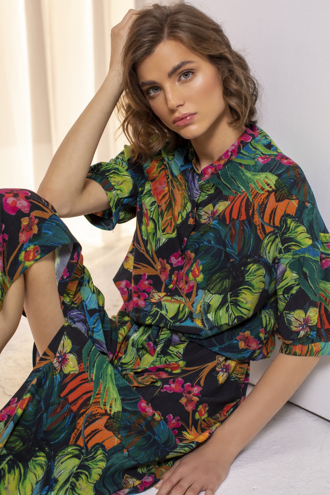 Hemdblusenkleid mit tropischem Motiv