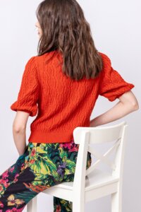 Einfarbiger Pullover mit Strukturmuster