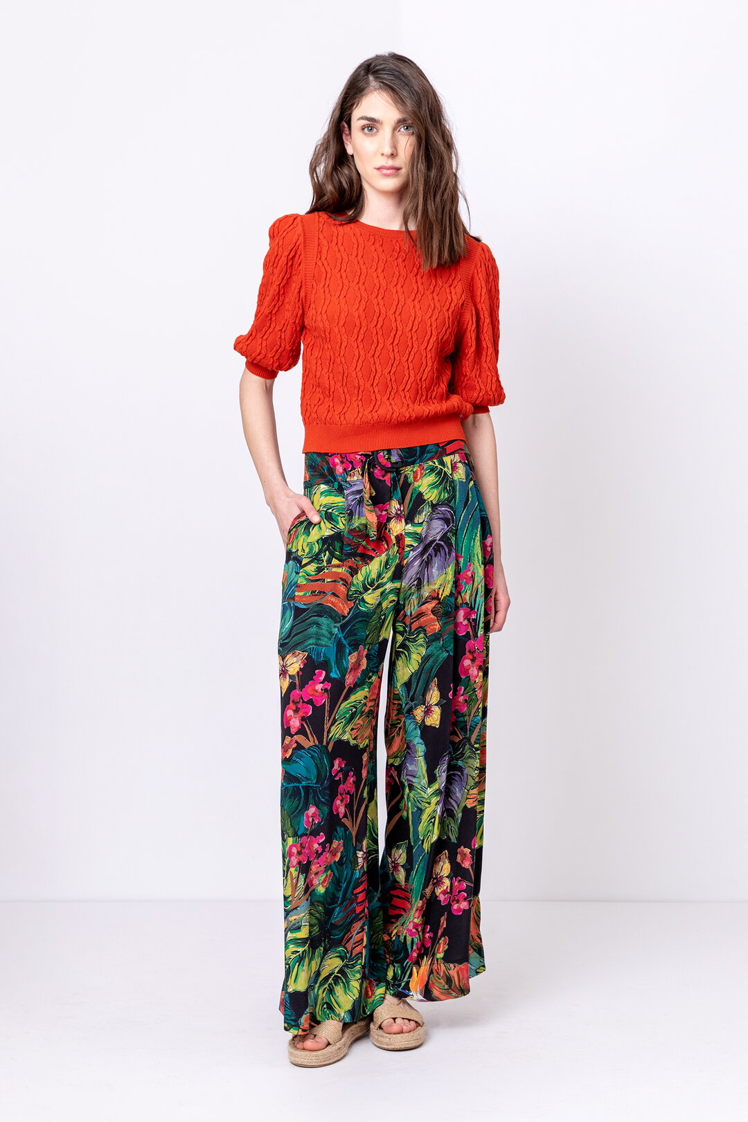 Einfarbiger Pullover mit Strukturmuster