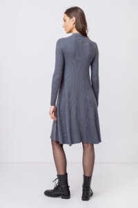 Unifarbenes Kleid mit V-Ausschnitt